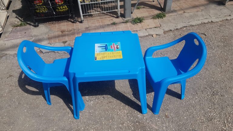סט שולחן ו-2 כיסאות לילדים כולל ידיות - עשוי פלסטיק איכותי במגוון צבעים